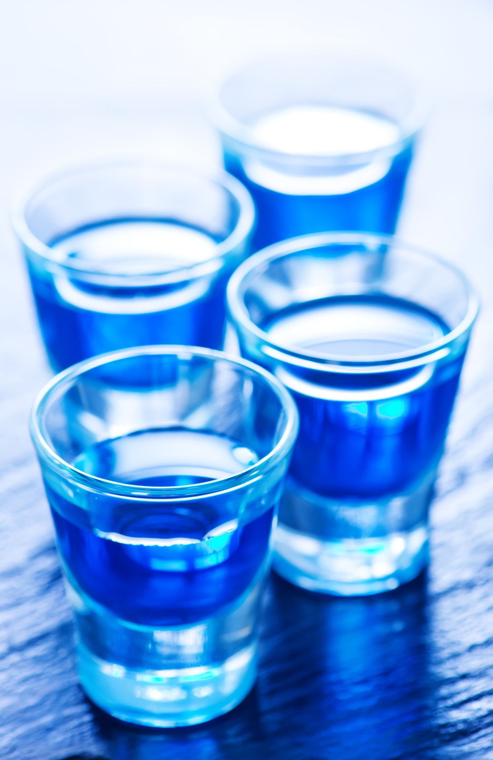 玻璃與桌上的酒精飲料 一場(chǎng)優(yōu)雅與感官的交匯